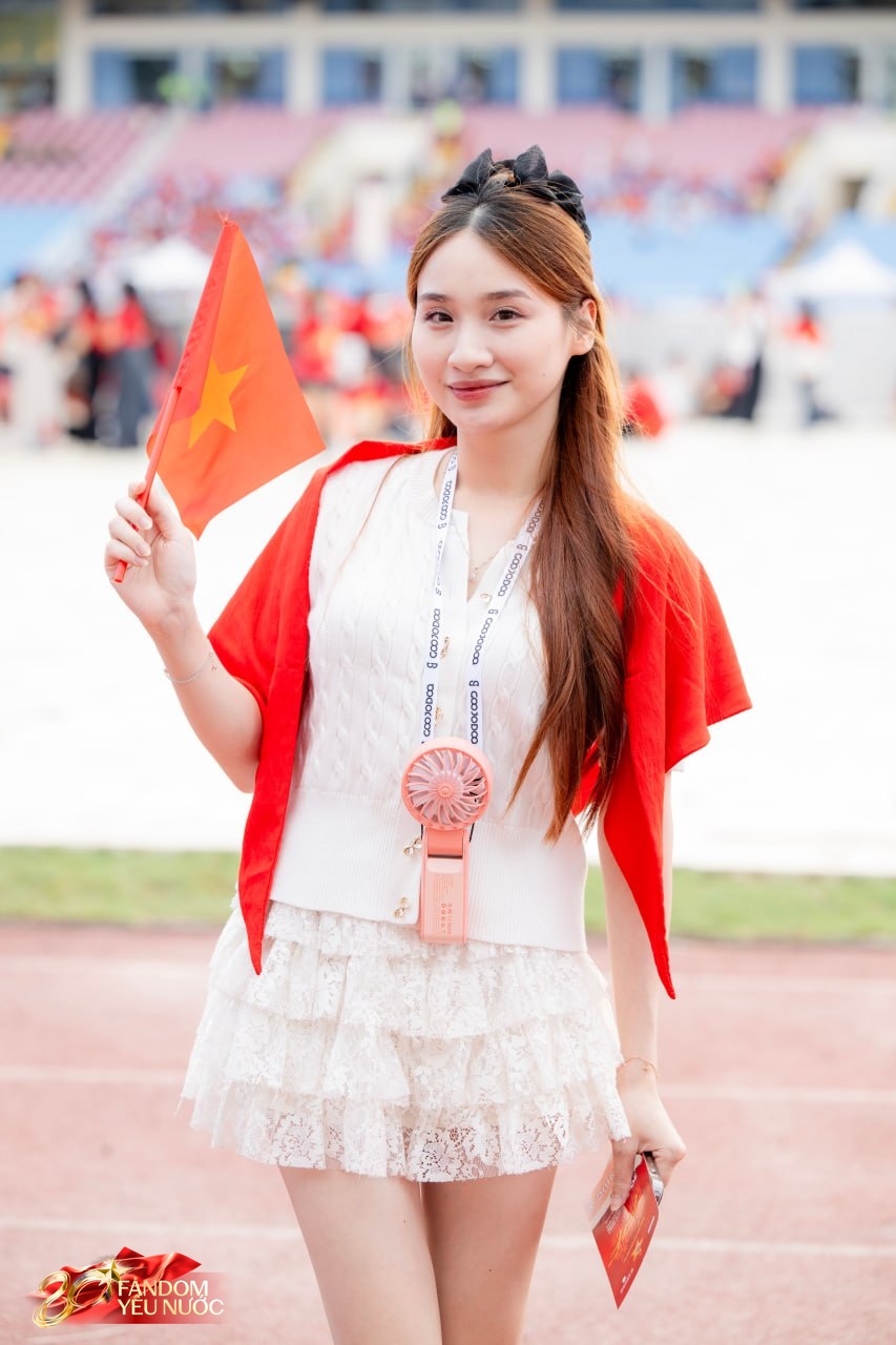 Loạt gái xinh nổi bần bật giữa concert, 50.000 người lập "kỷ lục" khoác lên người một sắc đỏ!- Ảnh 18.