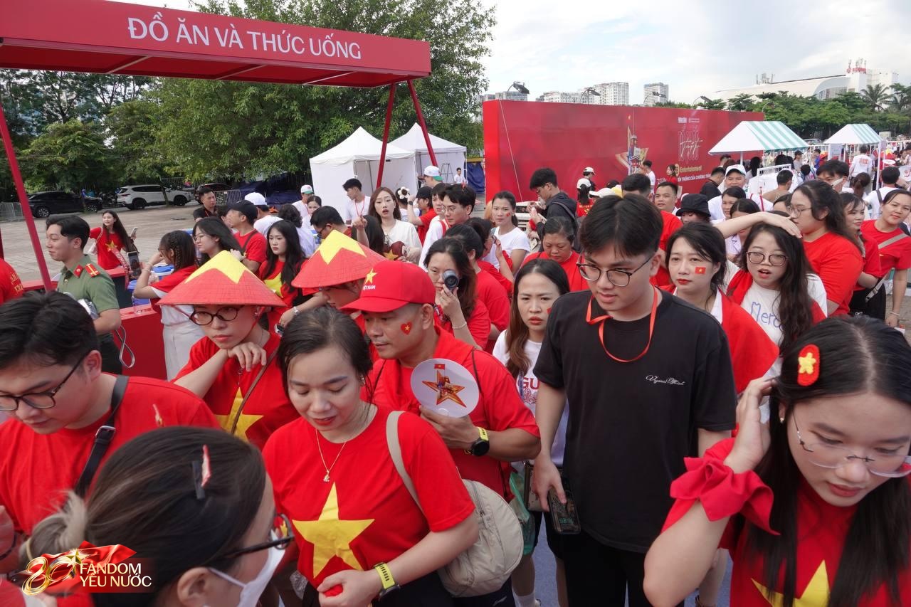 Ùn ùn kéo đến Booth Fandom Yêu Nước tại SVĐ Mỹ Đình, săn bằng được combo khăn - túi - áo hot nhất lúc này- Ảnh 15.