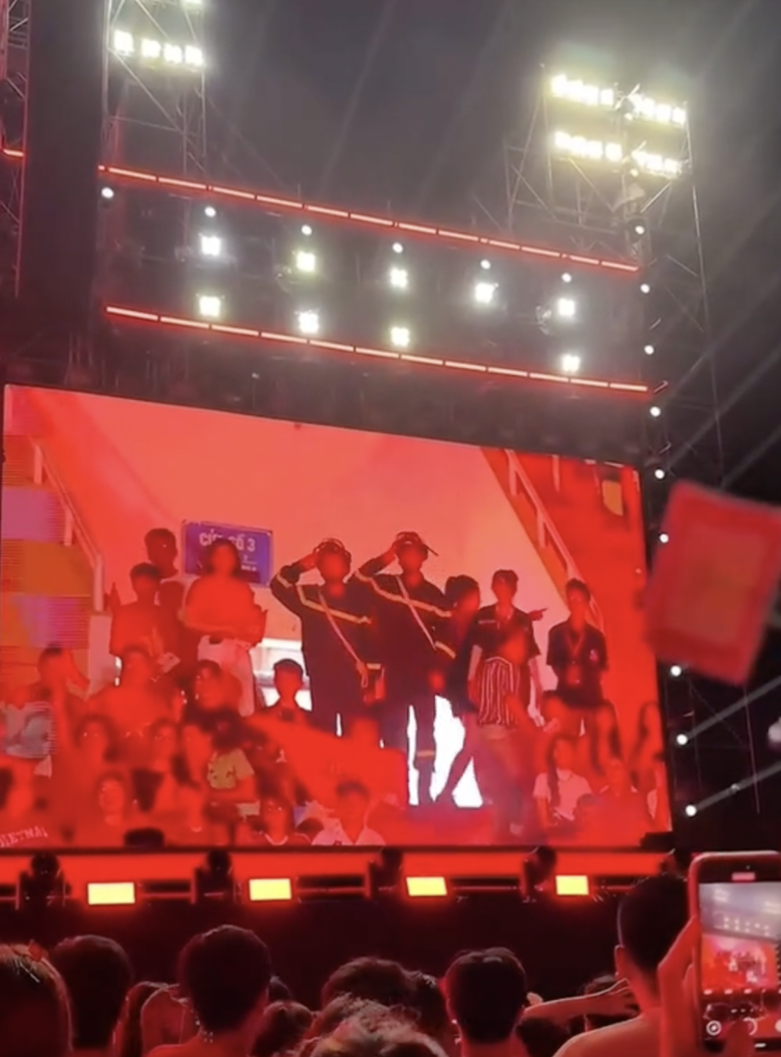 Chùm ảnh màn hình LED toàn nhân vật VIP và màn focus cam viral khắp cõi mạng: 1 từ thôi, XỊN- Ảnh 10.