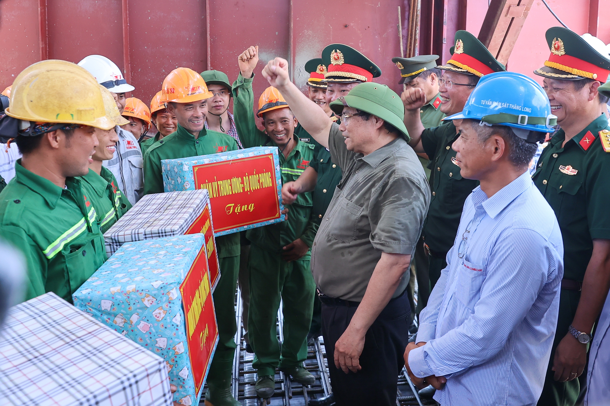 "Dự án khẩn cấp" vượt tiến độ 3 tháng, Thủ tướng đề nghị khen thưởng nhà thầu ngay tại công trường- Ảnh 2.