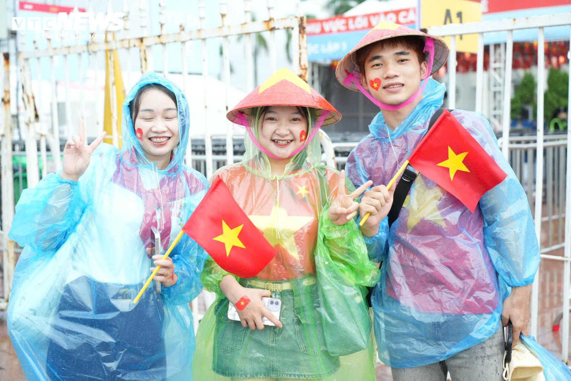 Khán giả đội mưa xếp hàng 10 tiếng chờ xem concert 'Tổ quốc trong tim'- Ảnh 10.