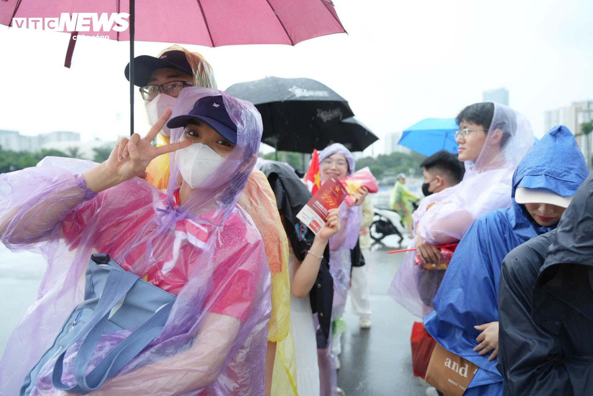 Khán giả đội mưa xếp hàng 10 tiếng chờ xem concert 'Tổ quốc trong tim'- Ảnh 8.