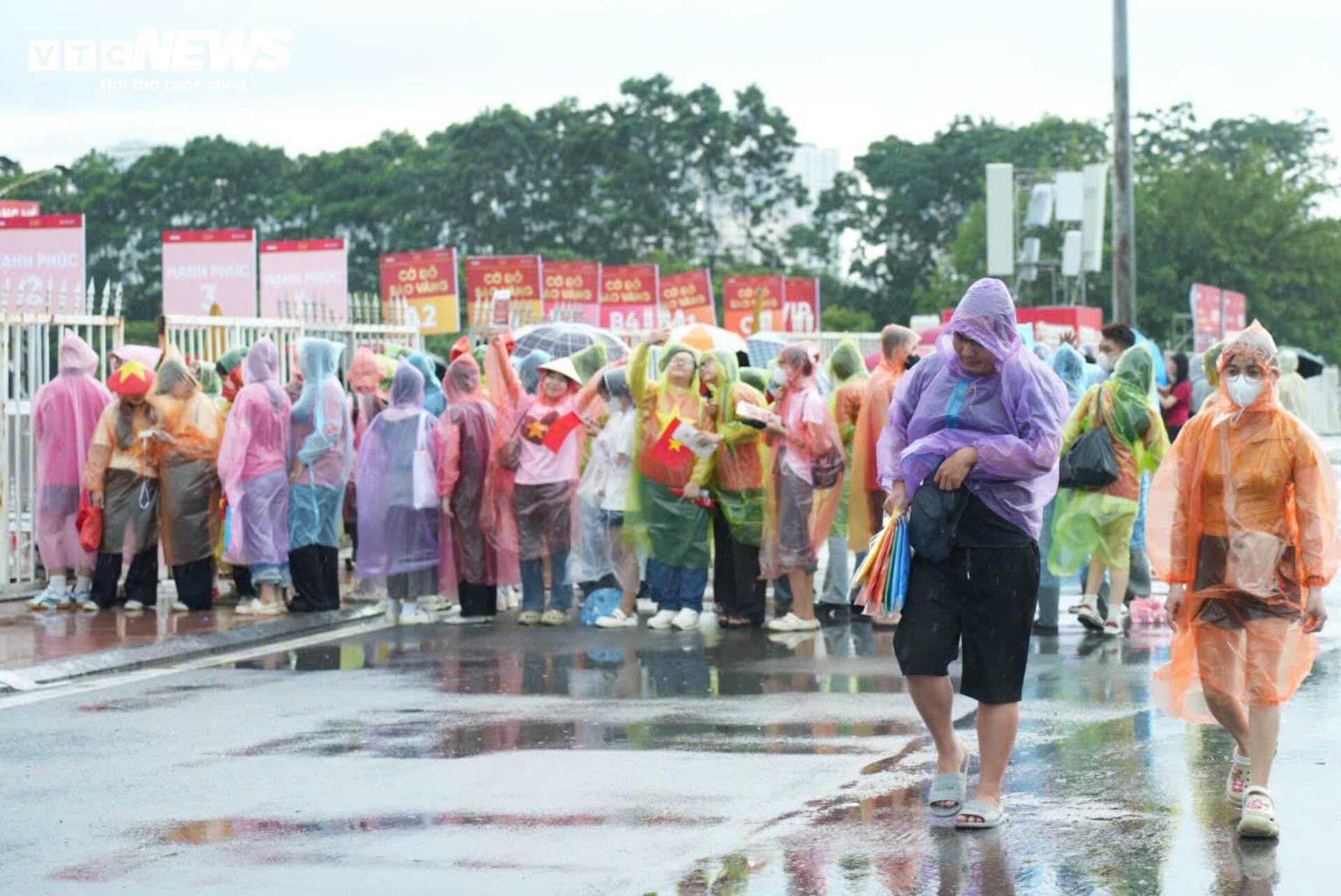 Khán giả đội mưa xếp hàng 10 tiếng chờ xem concert 'Tổ quốc trong tim'- Ảnh 13.