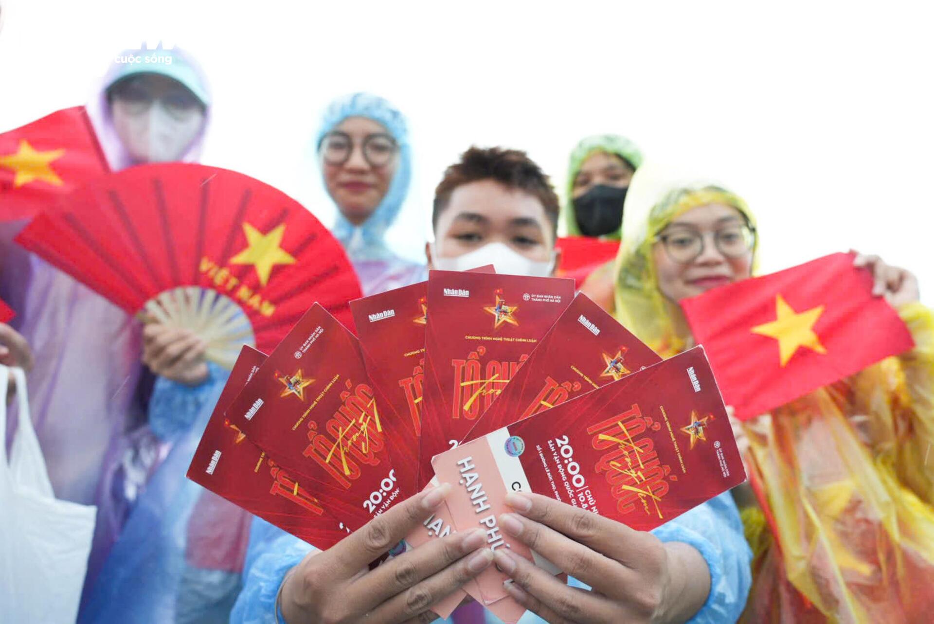 Khán giả đội mưa xếp hàng 10 tiếng chờ xem concert 'Tổ quốc trong tim'- Ảnh 6.