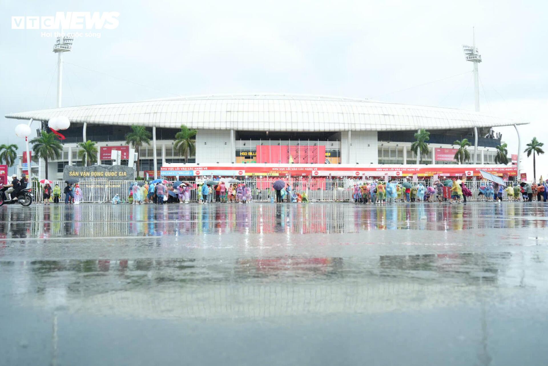 Khán giả đội mưa xếp hàng 10 tiếng chờ xem concert 'Tổ quốc trong tim'- Ảnh 1.