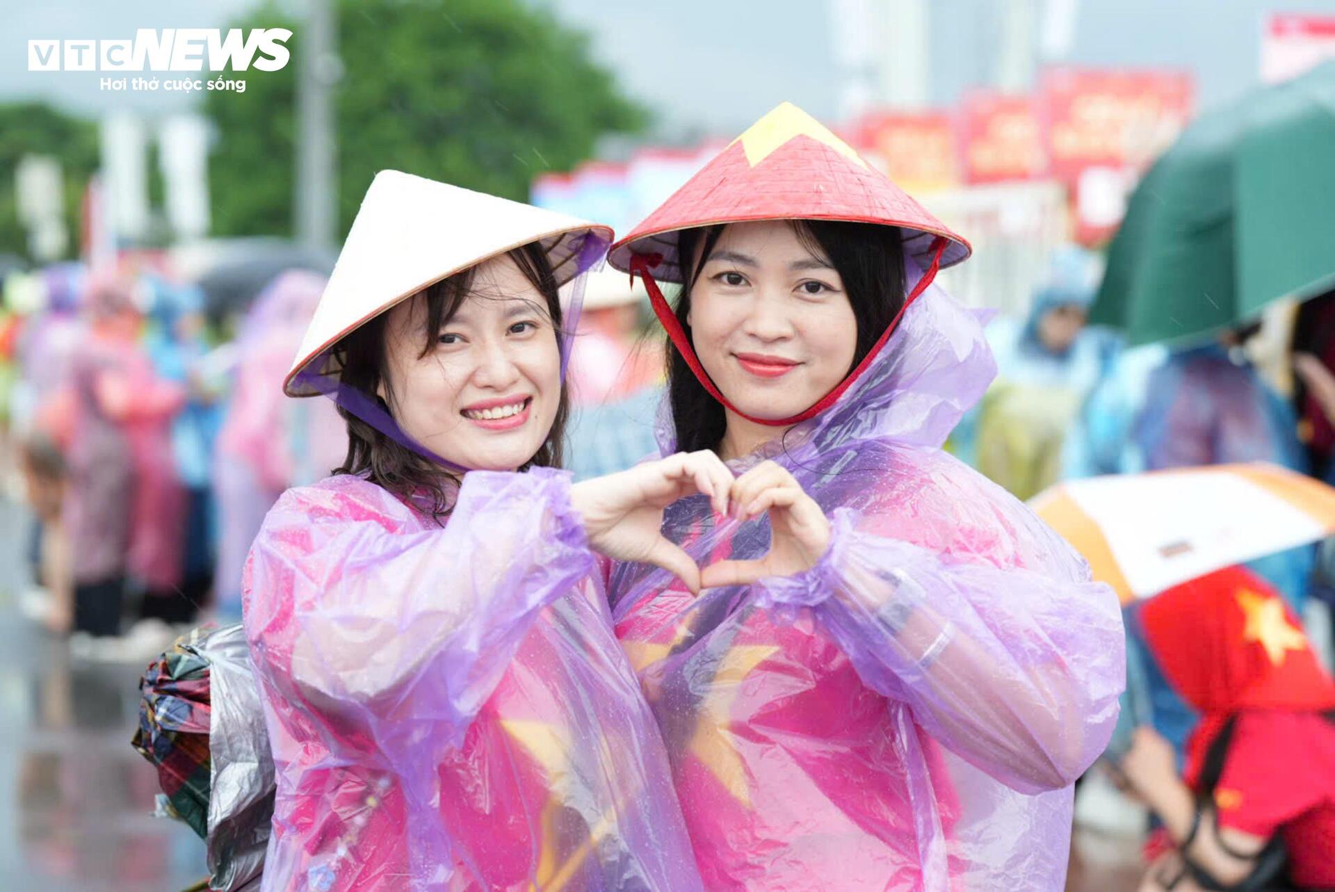 Khán giả đội mưa xếp hàng 10 tiếng chờ xem concert 'Tổ quốc trong tim'- Ảnh 7.