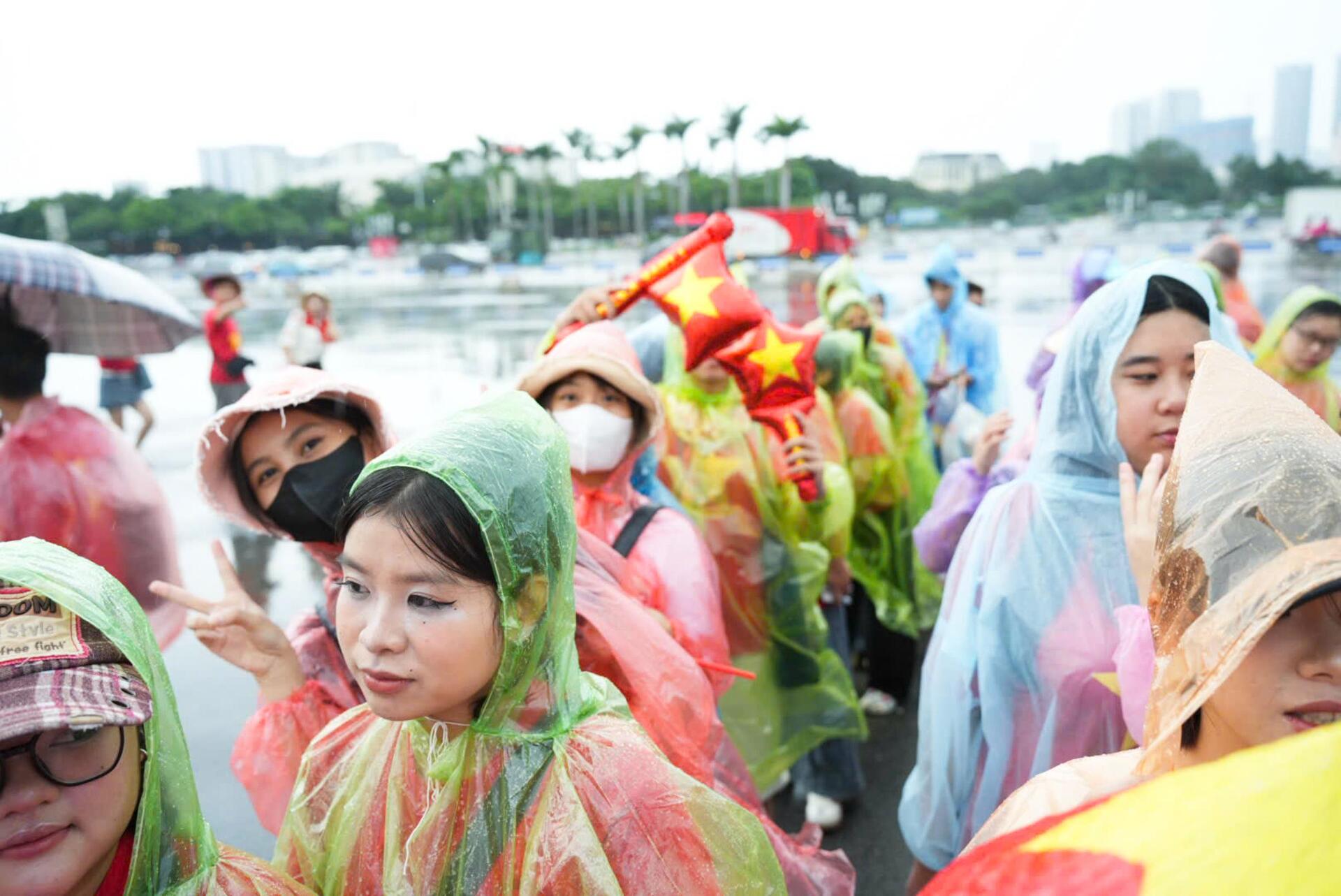 Khán giả đội mưa xếp hàng 10 tiếng chờ xem concert 'Tổ quốc trong tim'- Ảnh 3.