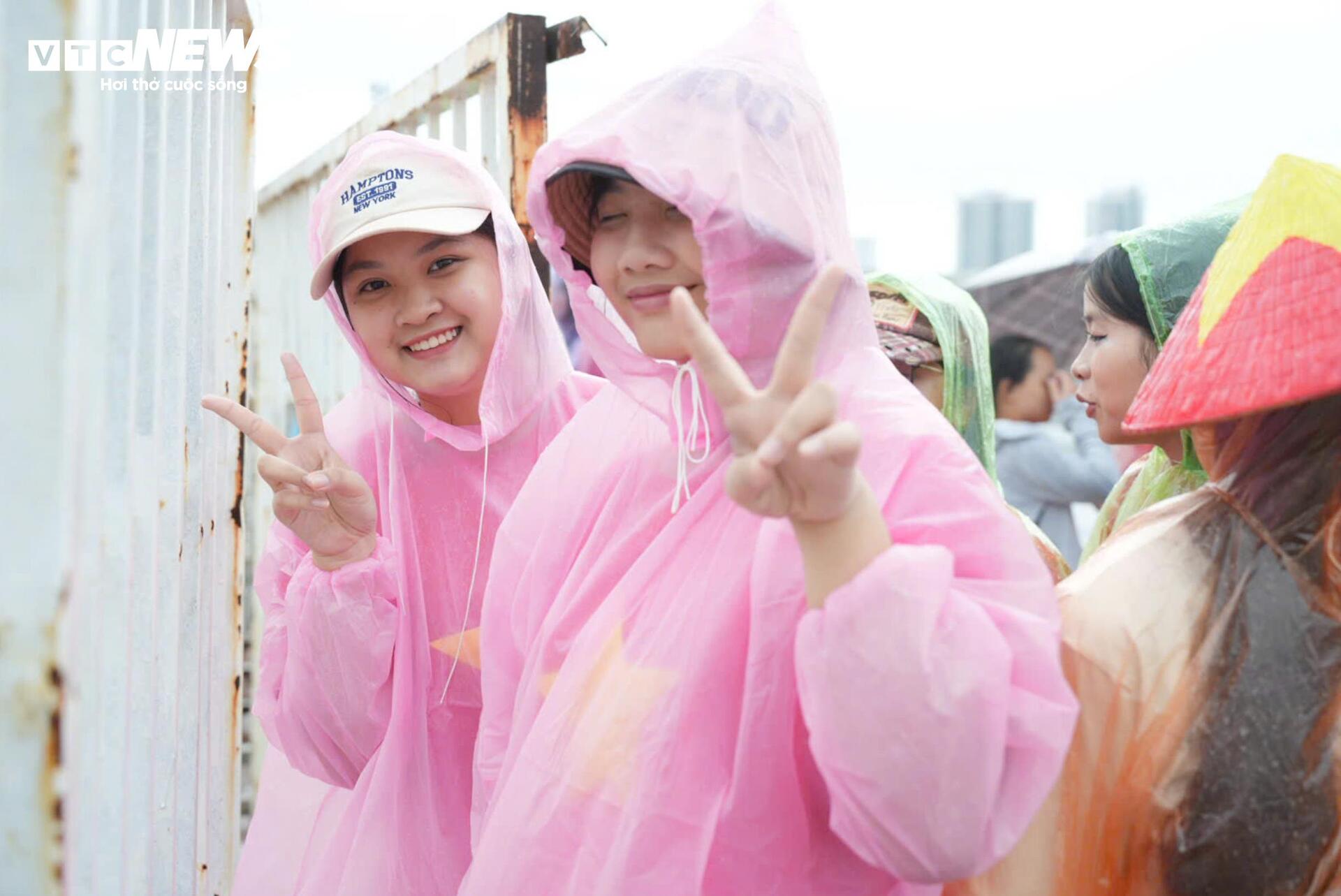 Khán giả đội mưa xếp hàng 10 tiếng chờ xem concert 'Tổ quốc trong tim'- Ảnh 5.