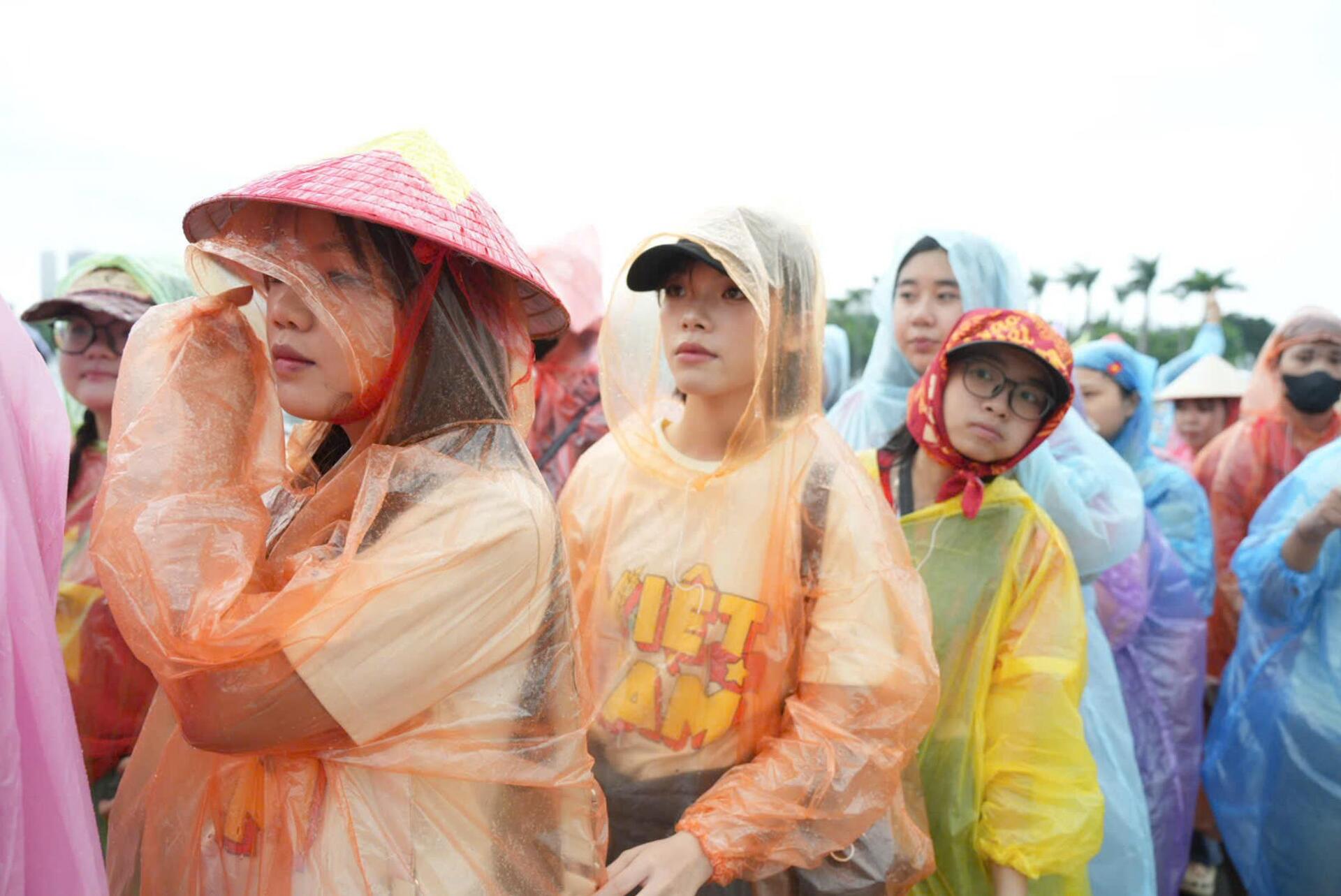 Khán giả đội mưa xếp hàng 10 tiếng chờ xem concert 'Tổ quốc trong tim'- Ảnh 9.