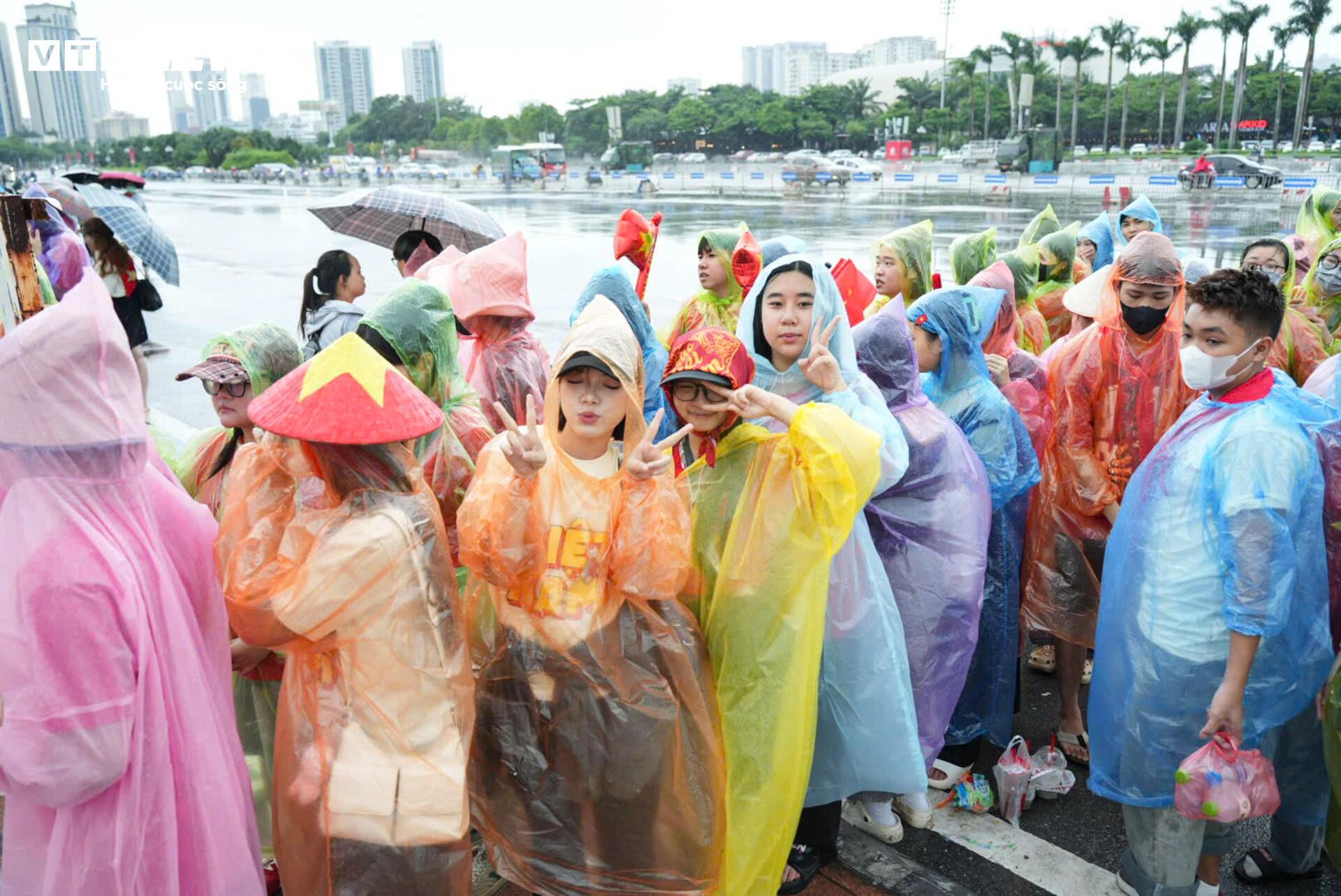 Khán giả đội mưa xếp hàng 10 tiếng chờ xem concert 'Tổ quốc trong tim'- Ảnh 2.