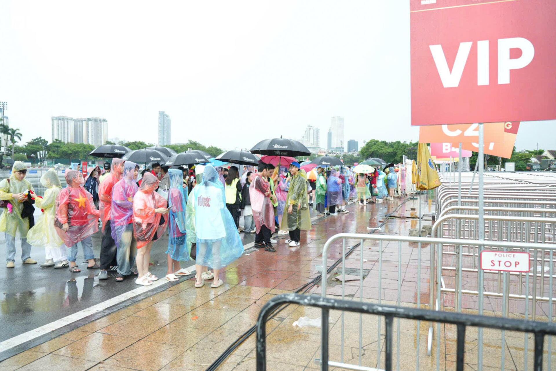 Khán giả đội mưa xếp hàng 10 tiếng chờ xem concert 'Tổ quốc trong tim'- Ảnh 11.