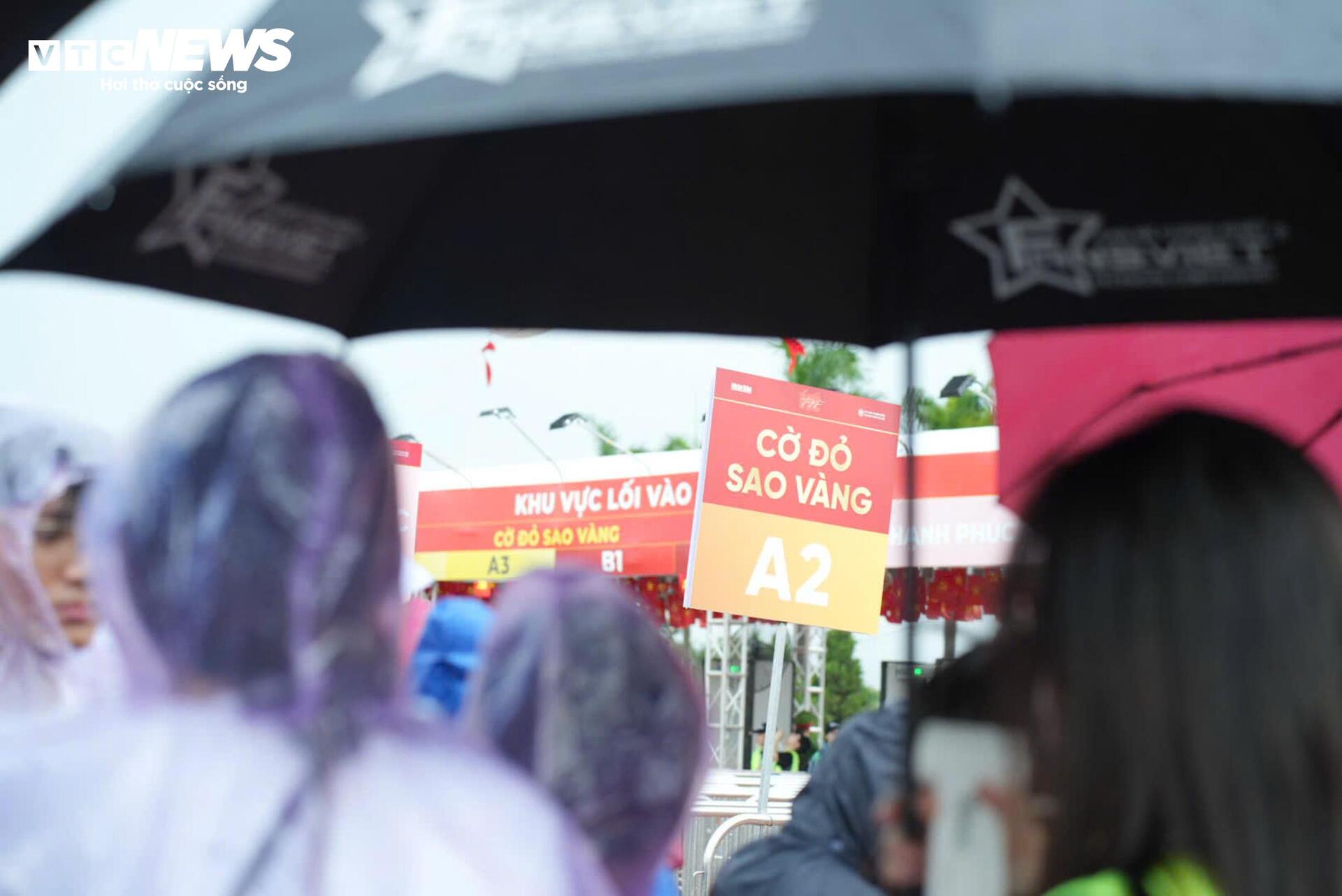 Khán giả đội mưa xếp hàng 10 tiếng chờ xem concert 'Tổ quốc trong tim'- Ảnh 12.