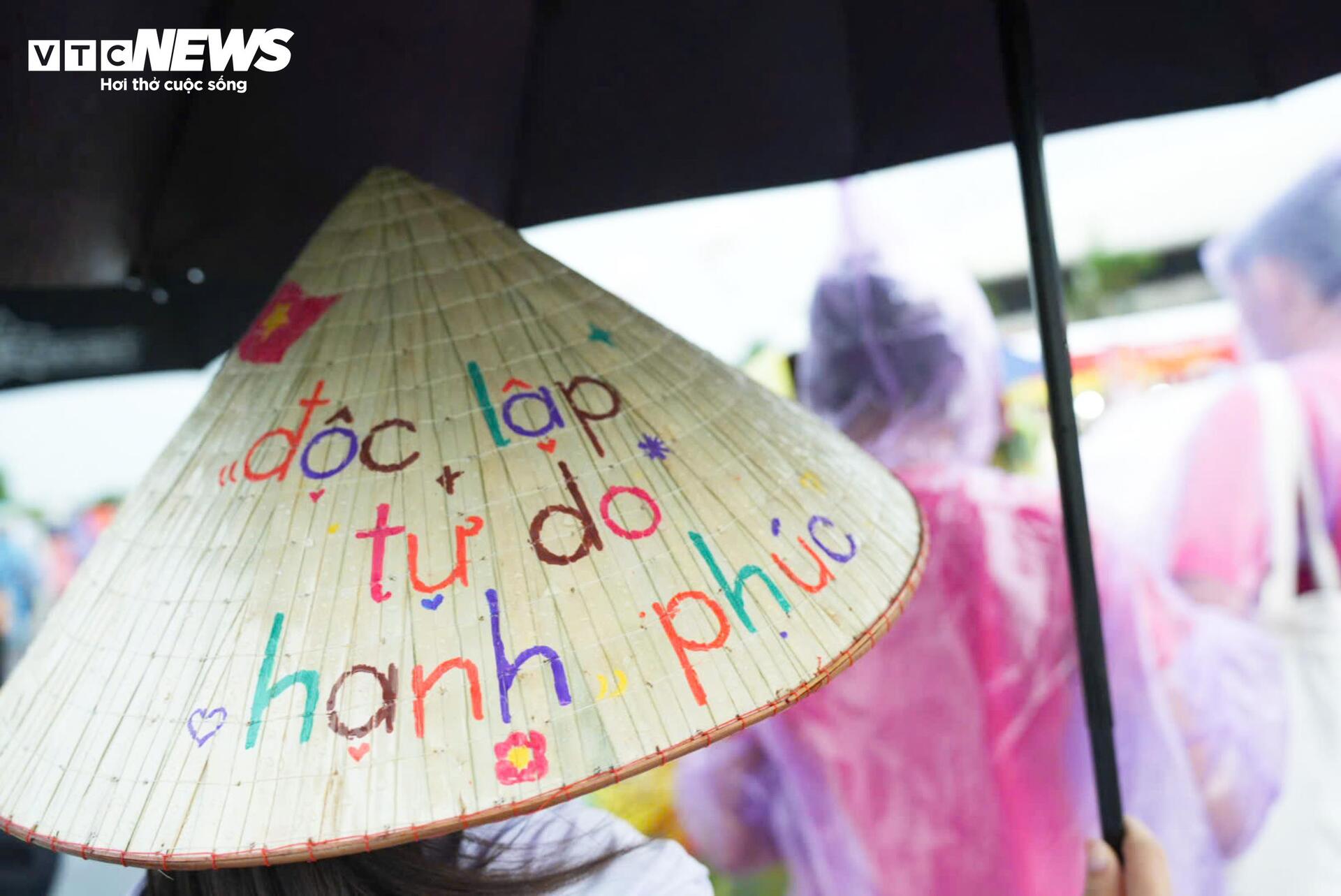 Khán giả đội mưa xếp hàng 10 tiếng chờ xem concert 'Tổ quốc trong tim'- Ảnh 4.