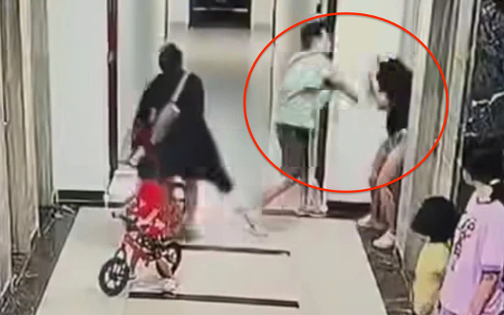 Nguyên nhân người đàn ông xăm trổ hành hung phụ nữ ở chung cư Hà Nội- Ảnh 2.