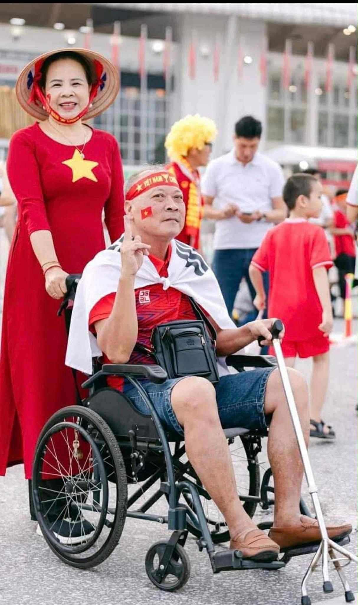 Con gái tiết lộ câu chuyện phía sau khoảnh khắc bố ngồi xe lăn, giơ cao ảnh Bác Hồ tại concert “Tổ quốc trong tim”- Ảnh 7.