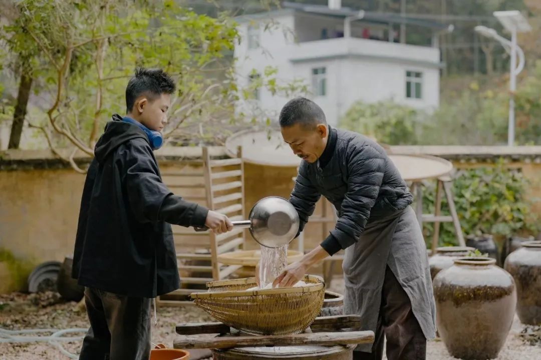 Từ bỏ 20 năm lập nghiệp ở phố lớn, người đàn ông đưa 2 con về làng cổ 800 năm tuổi “sống hoang dã”- Ảnh 6.