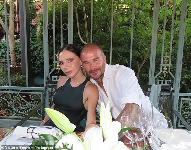 Victoria Beckham tung loạt ảnh gia đình hạnh phúc, khoảnh khắc Beckham ôm tiểu thư Harper mới gây sốt- Ảnh 1.