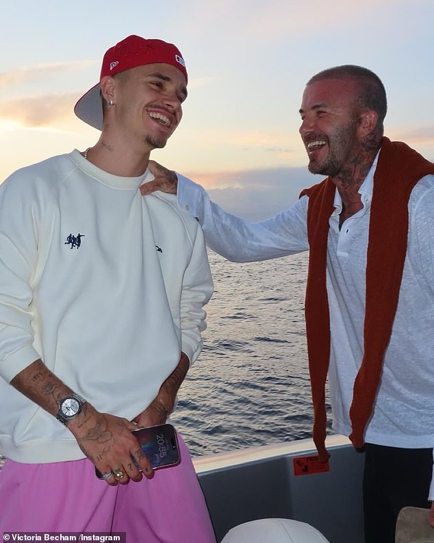 Victoria Beckham tung loạt ảnh gia đình hạnh phúc, khoảnh khắc Beckham ôm tiểu thư Harper mới gây sốt- Ảnh 6.