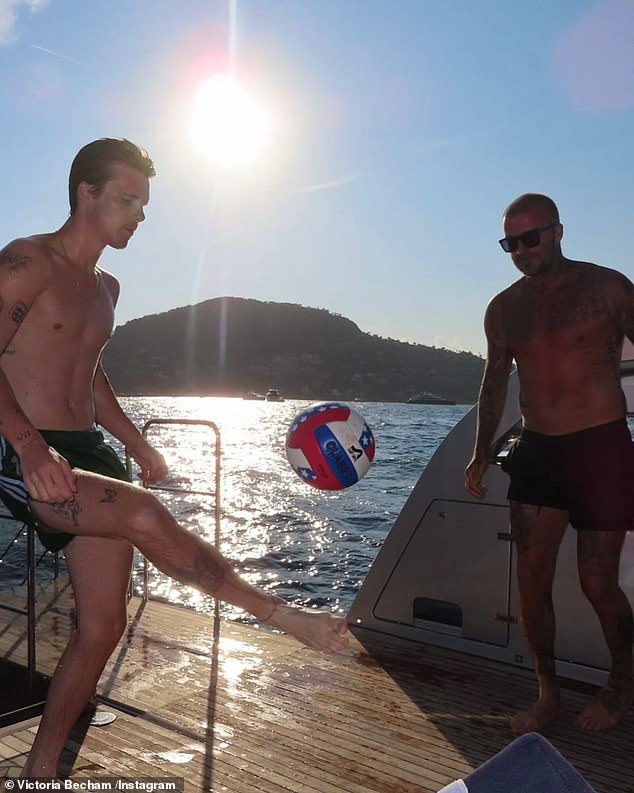 Victoria Beckham tung loạt ảnh gia đình hạnh phúc, khoảnh khắc Beckham ôm tiểu thư Harper mới gây sốt- Ảnh 5.