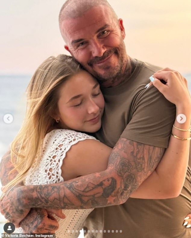 Victoria Beckham tung loạt ảnh gia đình hạnh phúc, khoảnh khắc Beckham ôm tiểu thư Harper mới gây sốt- Ảnh 3.