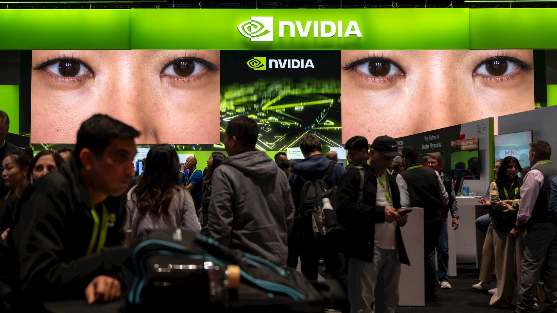 Chưa từng có: Nvidia và AMD chấp nhận cắt 15% doanh thu bán chip AI tại Trung Quốc cho chính phủ Mỹ để được cấp giấy phép- Ảnh 2. Chưa từng có: Nvidia và AMD chấp nhận cắt 15% doanh thu bán chip AI tại Trung Quốc cho chính phủ Mỹ để được cấp giấy phép- Ảnh 2.