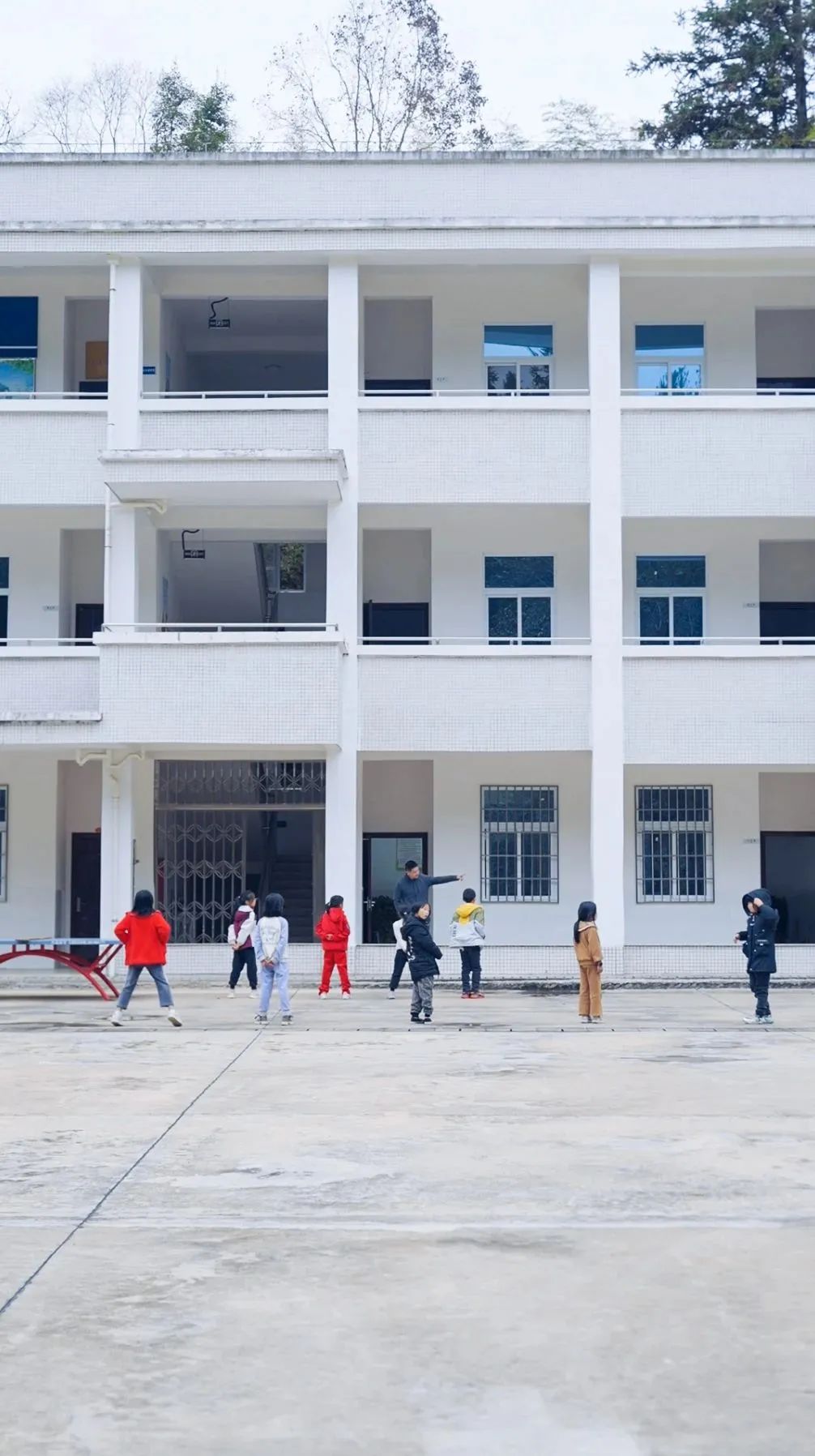 Từ bỏ 20 năm lập nghiệp ở phố lớn, người đàn ông đưa 2 con về làng cổ 800 năm tuổi “sống hoang dã”- Ảnh 10.