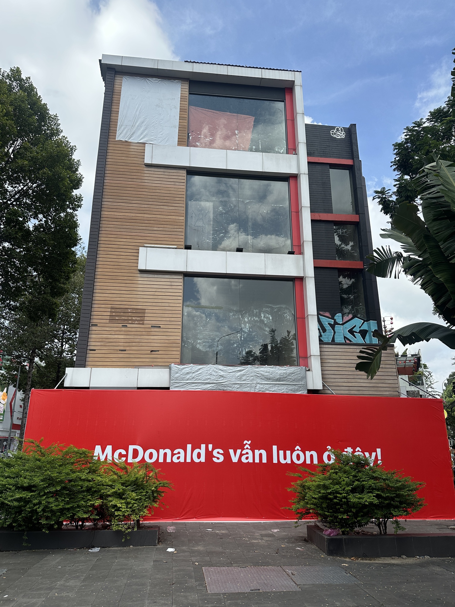Màn "quay xe" gây ngỡ ngàng của McDonald’s- Ảnh 4. Màn "quay xe" gây ngỡ ngàng của McDonald’s- Ảnh 4.