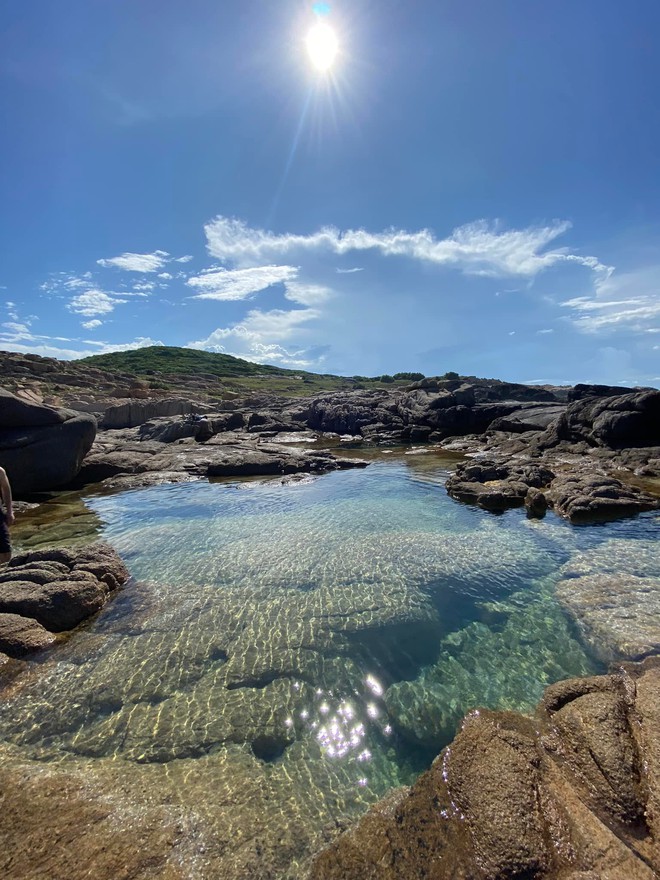 Hòn đảo hoang sơ thuộc tỉnh miền Trung, du khách nhận xét: "Ngỡ ngàng vì nước biển quá xanh!"- Ảnh 9.