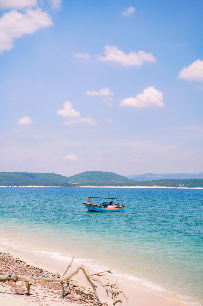 Hòn đảo hoang sơ thuộc tỉnh miền Trung, du khách nhận xét: "Ngỡ ngàng vì nước biển quá xanh!"- Ảnh 4.