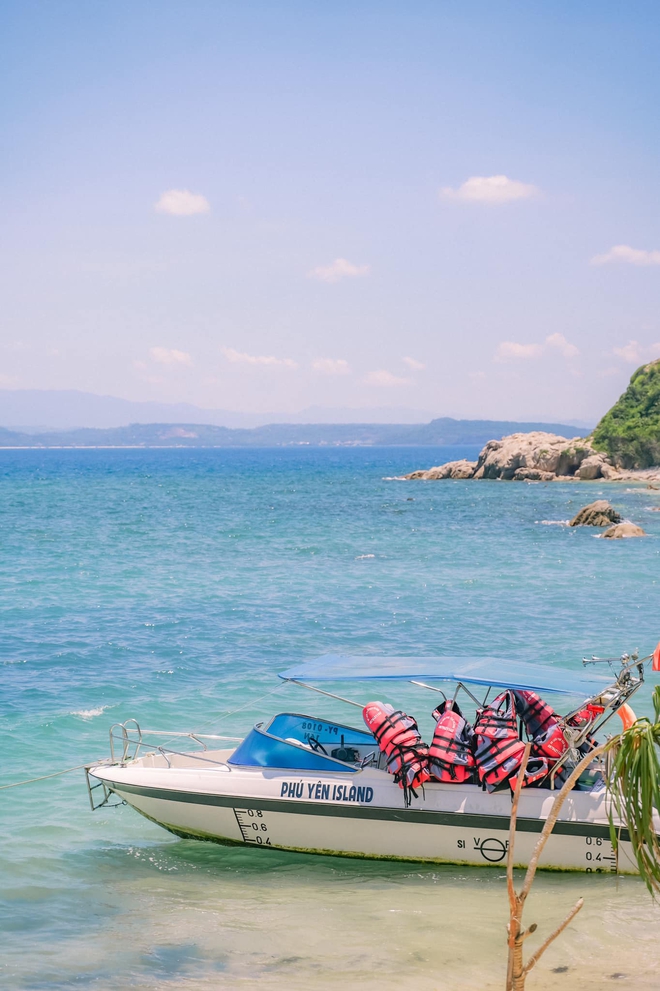 Hòn đảo hoang sơ thuộc tỉnh miền Trung, du khách nhận xét: "Ngỡ ngàng vì nước biển quá xanh!"- Ảnh 3.