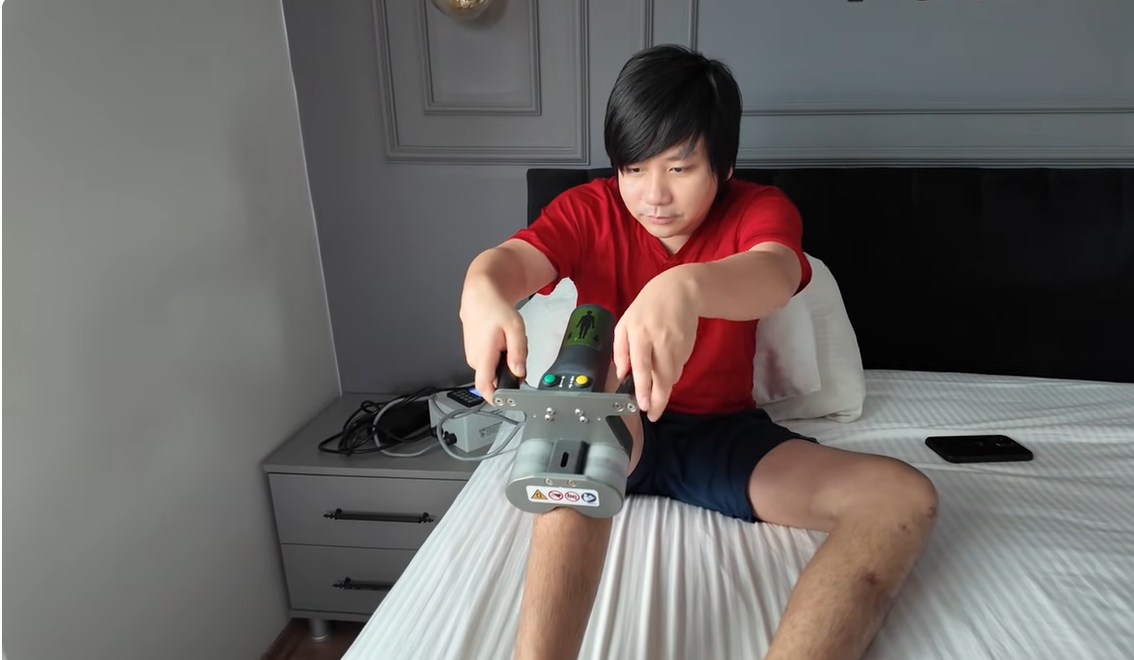Khoa Pug về Việt Nam đi tập tễnh sau 2 lần kéo chân, gây tranh cãi từ ngoại hình đến thói quen ăn uống- Ảnh 1. Khoa Pug về Việt Nam đi tập tễnh sau 2 lần kéo chân, gây tranh cãi từ ngoại hình đến thói quen ăn uống- Ảnh 1.