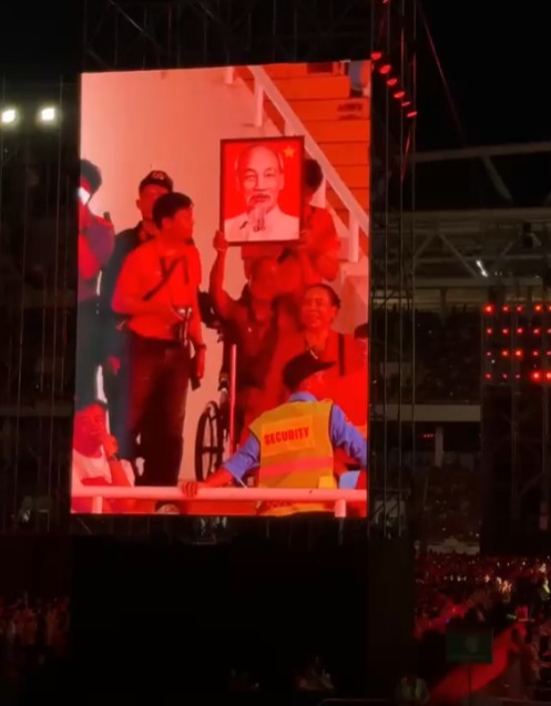 Con gái tiết lộ câu chuyện phía sau khoảnh khắc bố ngồi xe lăn, giơ cao ảnh Bác Hồ tại concert “Tổ quốc trong tim”- Ảnh 1.