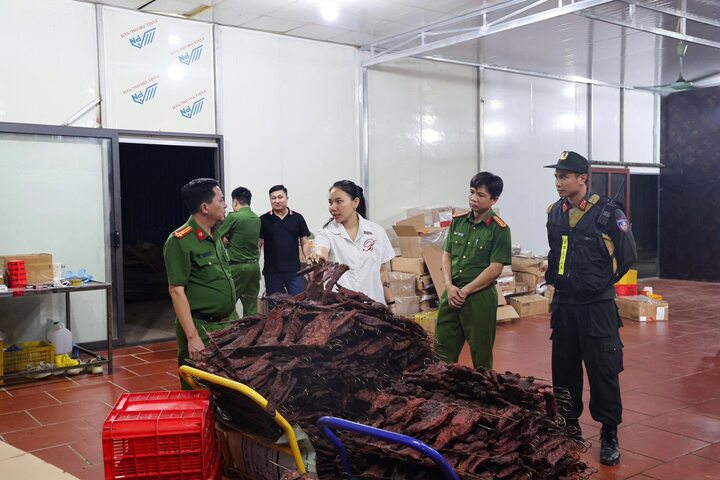 Cận cảnh kho thịt đông lạnh bốc mùi được 'phù phép' thành đặc sản trâu gác bếp- Ảnh 2.