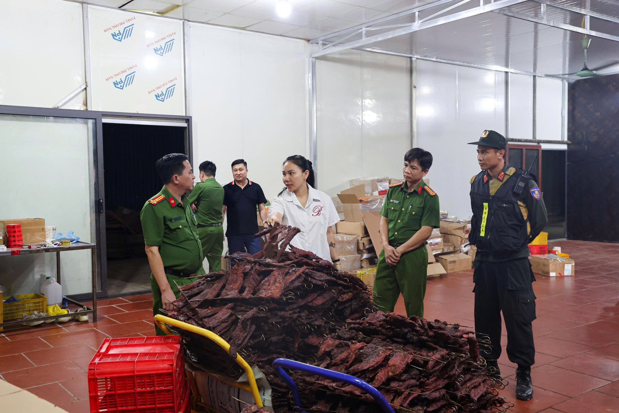 "Bà trùm" Vũ Thị Hường cầm đầu đường dây sản xuất thực phẩm giả thu 100 tỷ đồng, tiêu thụ 1.000 tấn thịt- Ảnh 2. "Bà trùm" Vũ Thị Hường cầm đầu đường dây sản xuất thực phẩm giả thu 100 tỷ đồng, tiêu thụ 1.000 tấn thịt- Ảnh 2.