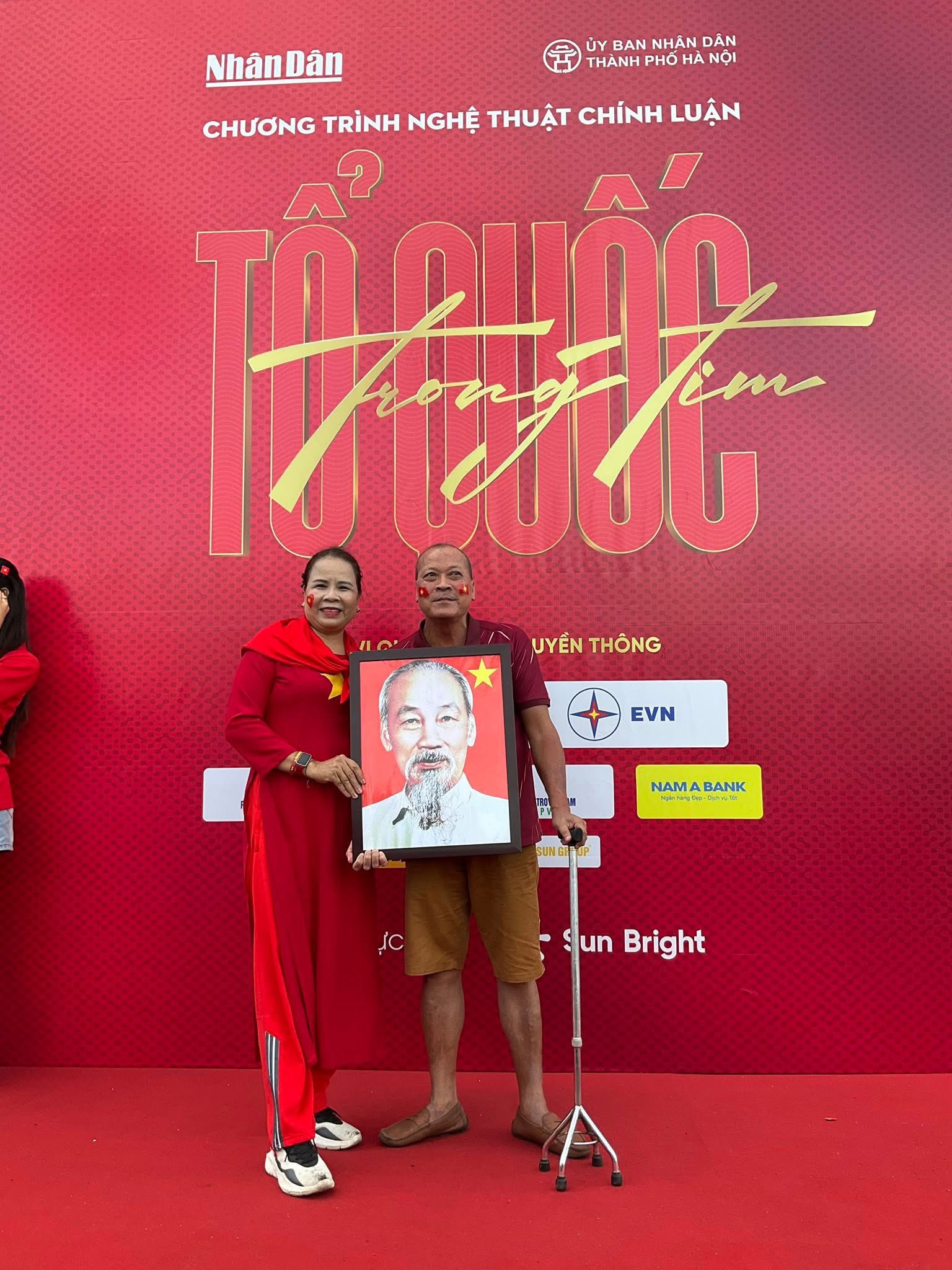 Con gái tiết lộ câu chuyện phía sau khoảnh khắc bố ngồi xe lăn, giơ cao ảnh Bác Hồ tại concert “Tổ quốc trong tim”- Ảnh 3.