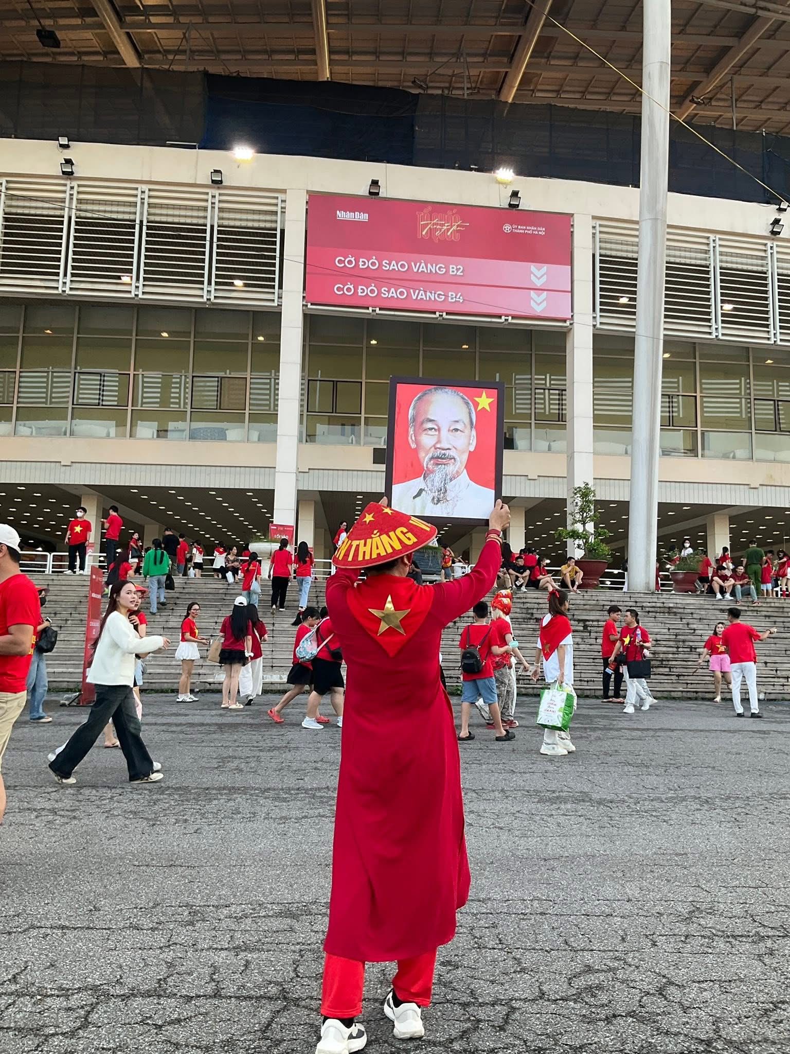 Con gái tiết lộ câu chuyện phía sau khoảnh khắc bố ngồi xe lăn, giơ cao ảnh Bác Hồ tại concert “Tổ quốc trong tim”- Ảnh 5.