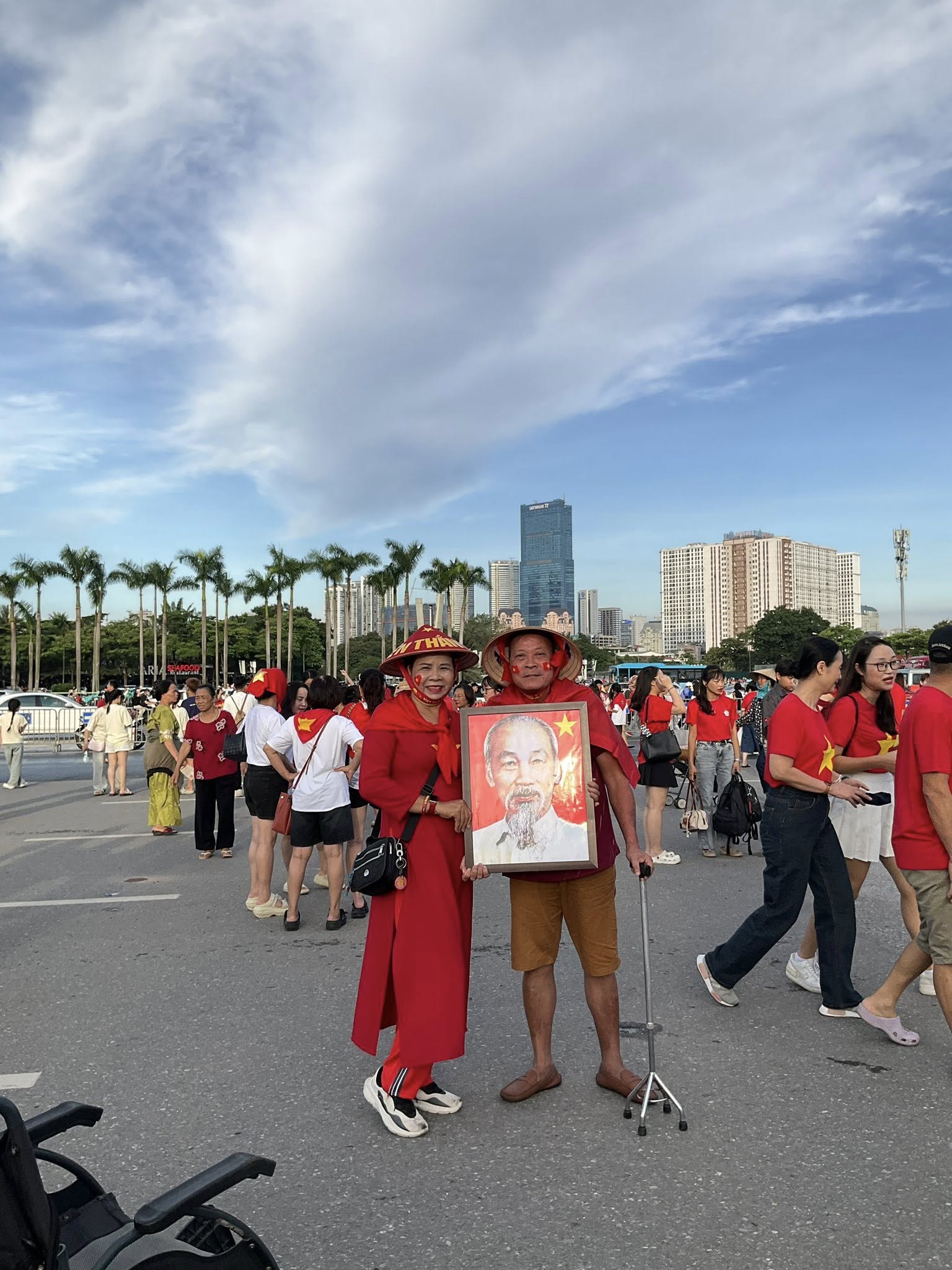 Con gái tiết lộ câu chuyện phía sau khoảnh khắc bố ngồi xe lăn, giơ cao ảnh Bác Hồ tại concert “Tổ quốc trong tim”- Ảnh 4.