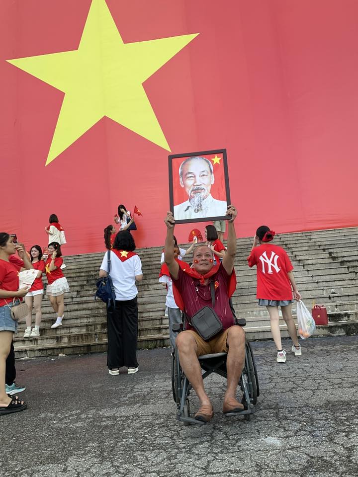Con gái tiết lộ câu chuyện phía sau khoảnh khắc bố ngồi xe lăn, giơ cao ảnh Bác Hồ tại concert “Tổ quốc trong tim”- Ảnh 2.