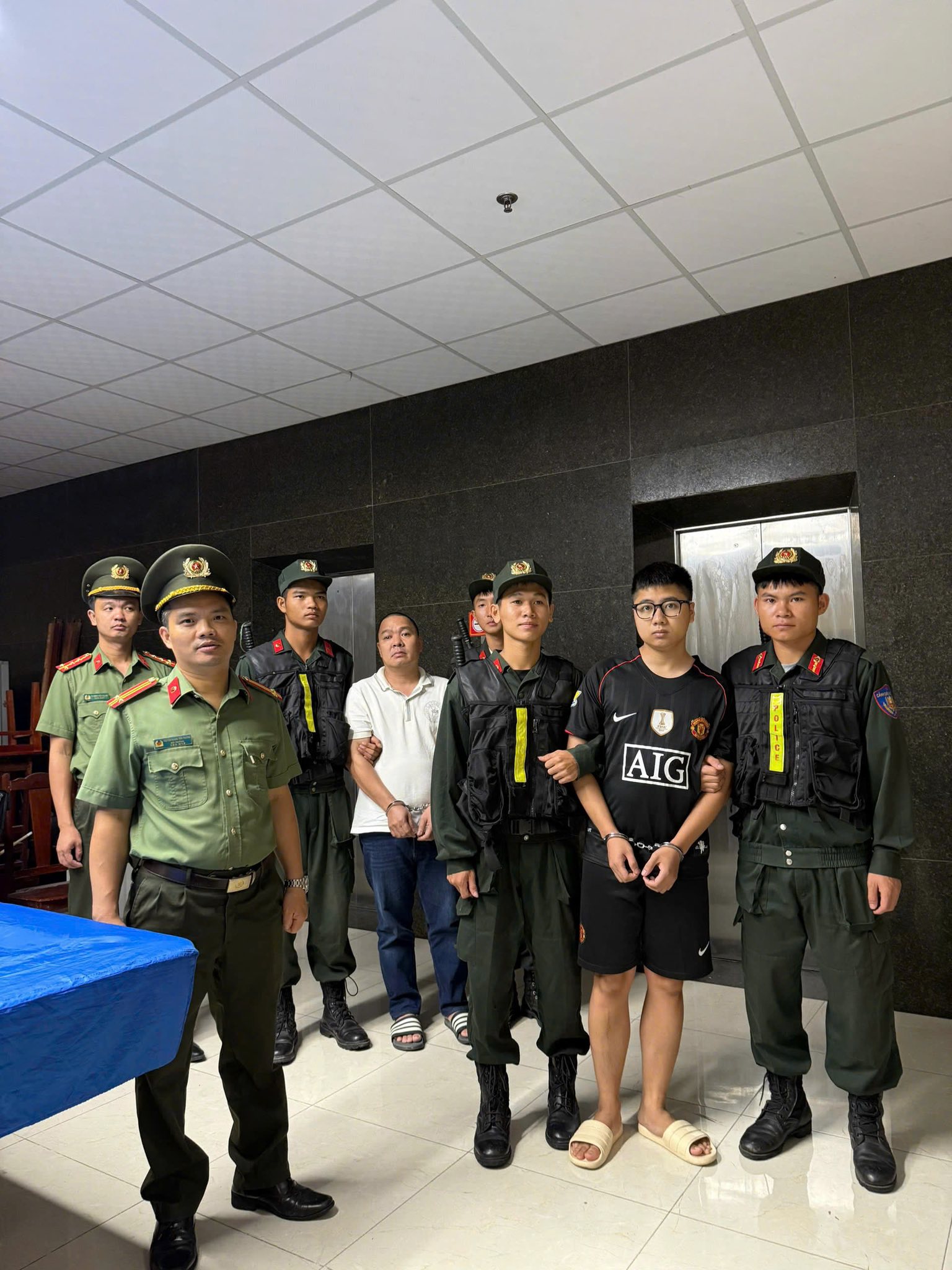 Hình ảnh khám xét khẩn cấp 'hang ổ' lừa đảo hàng tỷ USD của 'ông trùm' Nguyễn Văn Hạ tại 3 tỉnh thành- Ảnh 10.