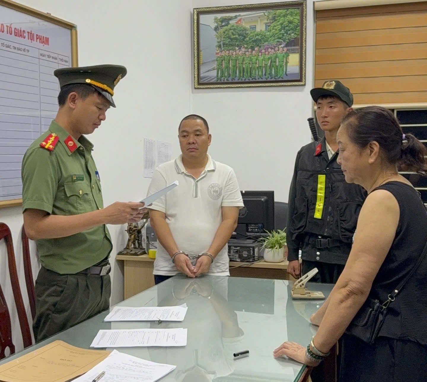 Hình ảnh khám xét khẩn cấp 'hang ổ' lừa đảo hàng tỷ USD của 'ông trùm' Nguyễn Văn Hạ tại 3 tỉnh thành- Ảnh 8.