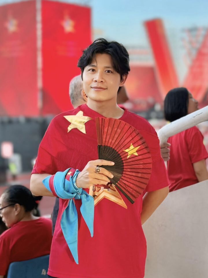 Tùng Dương hát Viết Tiếp Câu Chuyện Hoà Bình trong concert quốc gia gây sốt- Ảnh 1. Tùng Dương hát Viết Tiếp Câu Chuyện Hoà Bình trong concert quốc gia gây sốt- Ảnh 1.