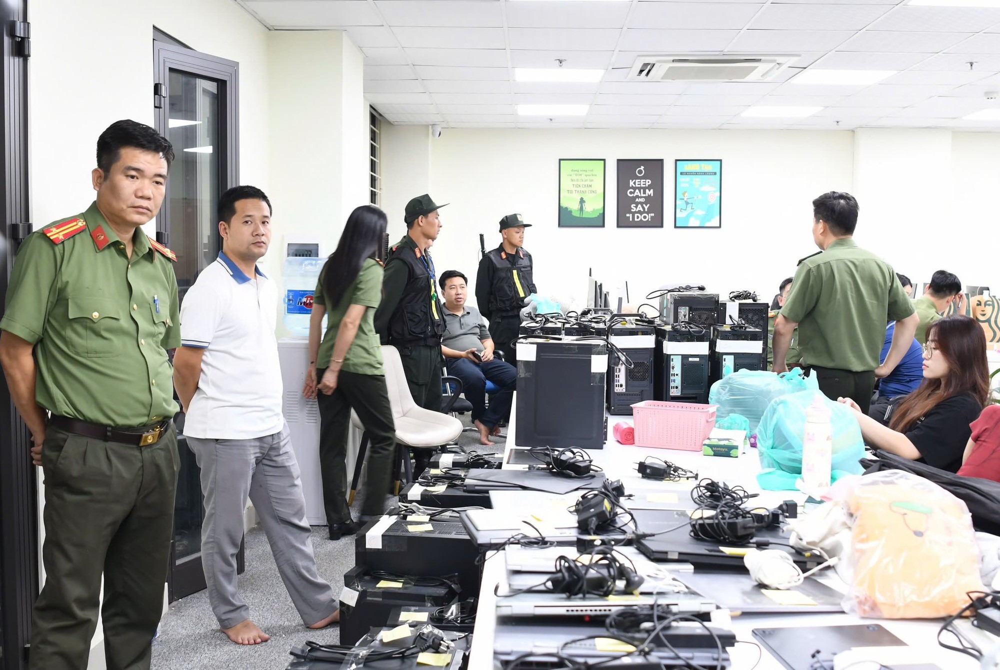 Đập tan tổ chức lừa đảo xuyên quốc gia quy mô hàng tỷ USD, tóm gọn 'ông trùm' Nguyễn Văn Hạ- Ảnh 2.