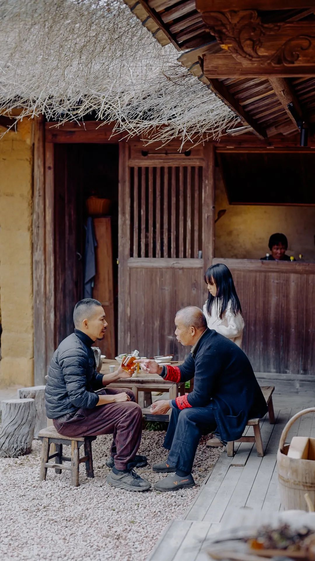 Từ bỏ 20 năm lập nghiệp ở phố lớn, người đàn ông đưa 2 con về làng cổ 800 năm tuổi “sống hoang dã”- Ảnh 9.