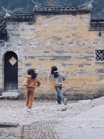 Từ bỏ 20 năm lập nghiệp ở phố lớn, người đàn ông đưa 2 con về làng cổ 800 năm tuổi “sống hoang dã”- Ảnh 13.