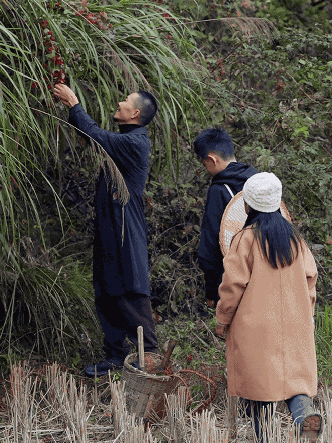 Từ bỏ 20 năm lập nghiệp ở phố lớn, người đàn ông đưa 2 con về làng cổ 800 năm tuổi “sống hoang dã”- Ảnh 11.