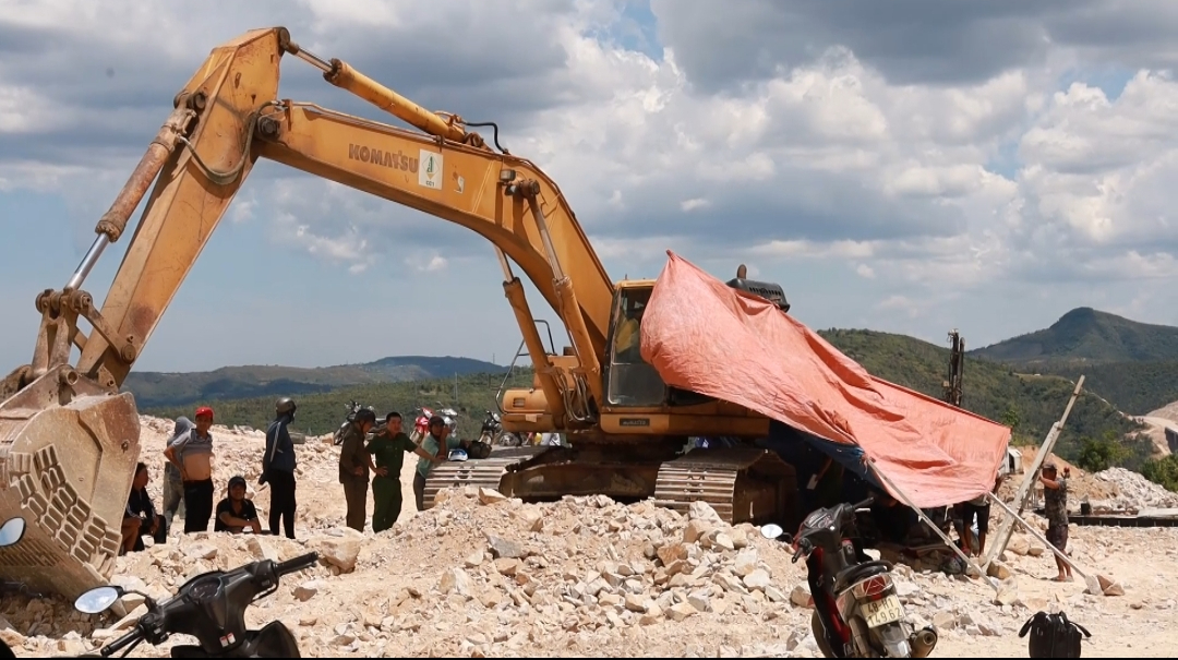 CLIP: Hiện trường vụ tai nạn lao động khi thi công đường cao tốc khiến 2 người tử vong- Ảnh 3.
