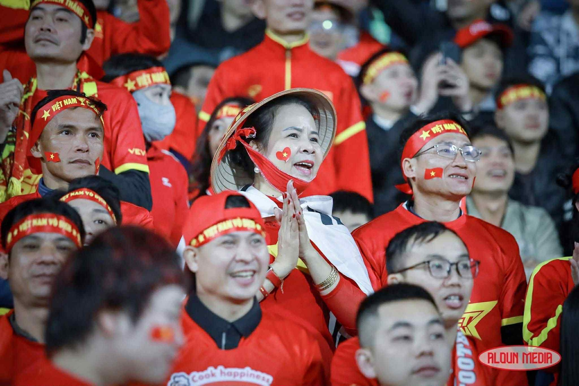 Con gái tiết lộ câu chuyện phía sau khoảnh khắc bố ngồi xe lăn, giơ cao ảnh Bác Hồ tại concert “Tổ quốc trong tim”- Ảnh 6.