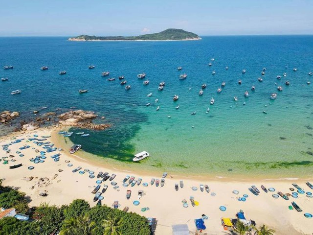 Hòn đảo hoang sơ thuộc tỉnh miền Trung, du khách nhận xét: "Ngỡ ngàng vì nước biển quá xanh!"- Ảnh 2.