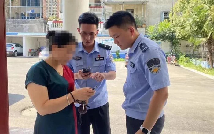 Cảnh sát giúp người phụ nữ lấy lại 35 triệu đồng đã chuyển cho kẻ lừa đảo bằng cách không ngờ- Ảnh 1.
