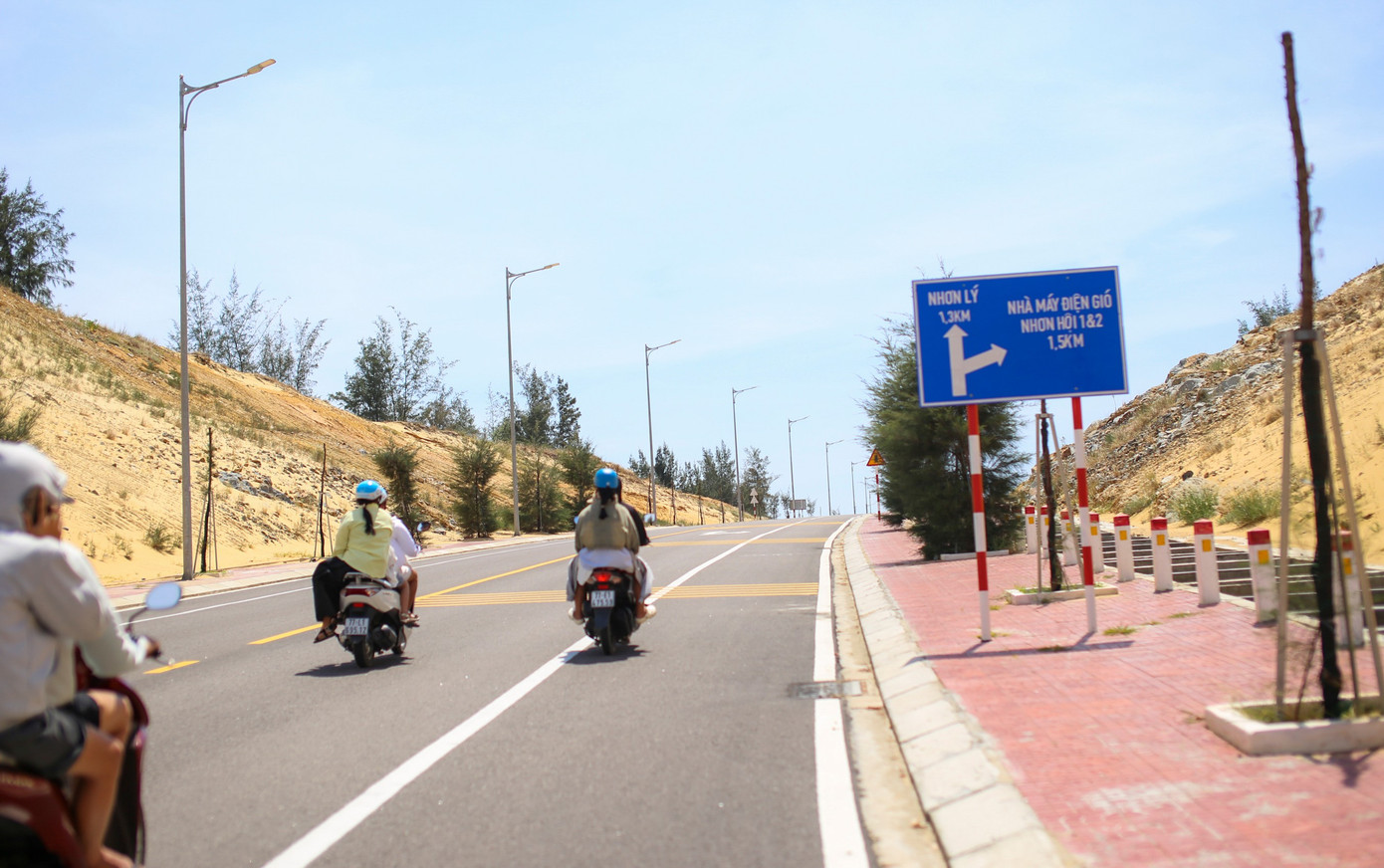 Diện mạo mới cung đường xuyên đồi cát, bên những cột điện gió khổng lồ chạy về làng chài cổ ở Gia Lai- Ảnh 1. Diện mạo mới cung đường xuyên đồi cát, bên những cột điện gió khổng lồ chạy về làng chài cổ ở Gia Lai- Ảnh 1.